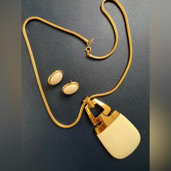 Crown TRIFARI IVORY/CREAM MCM LUCITE PENDANT NECKLACE, & EARRINGS SET - Picture 2 of 6